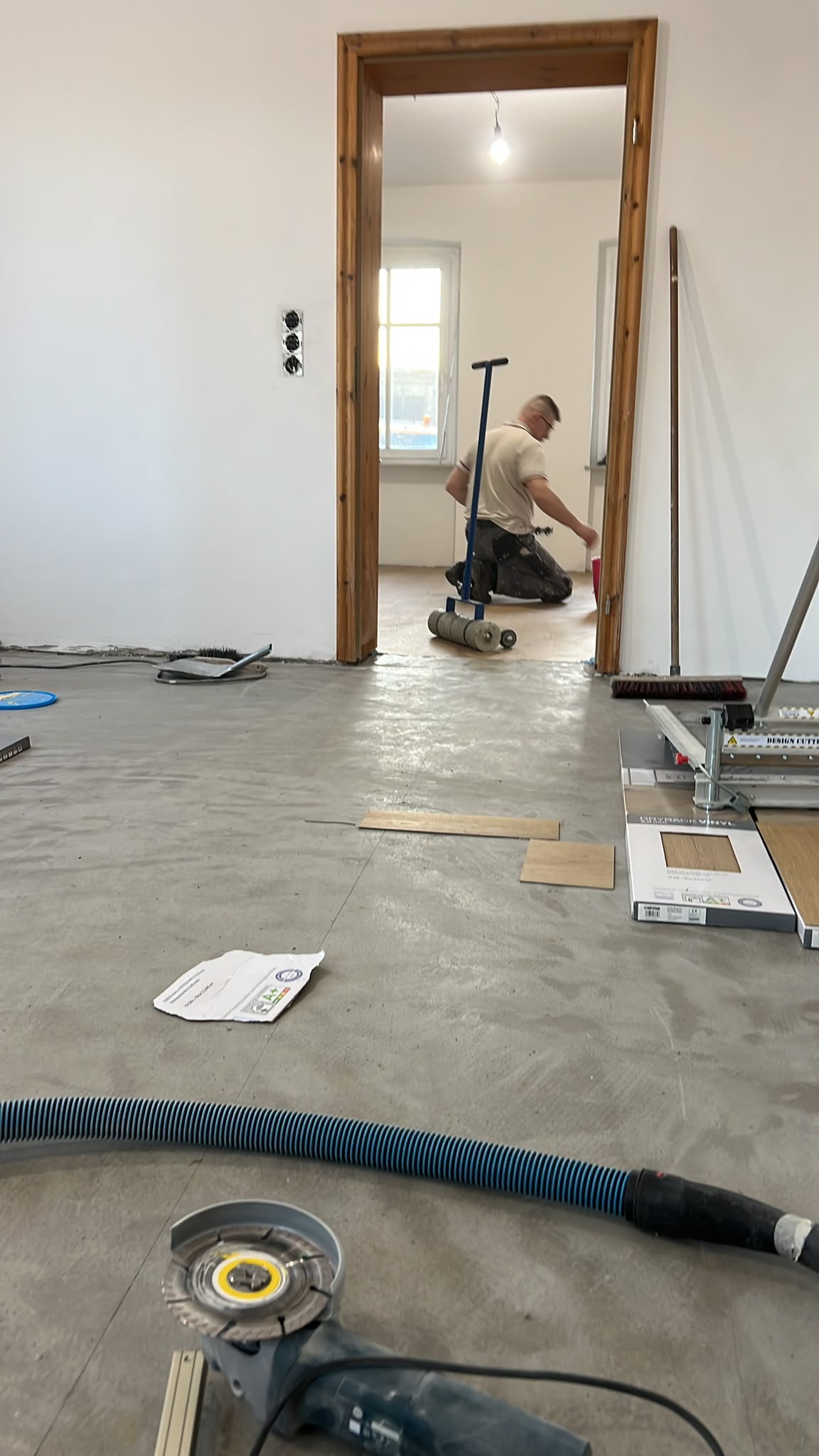 Handwerker bei der Vorbereitung eines Bodens