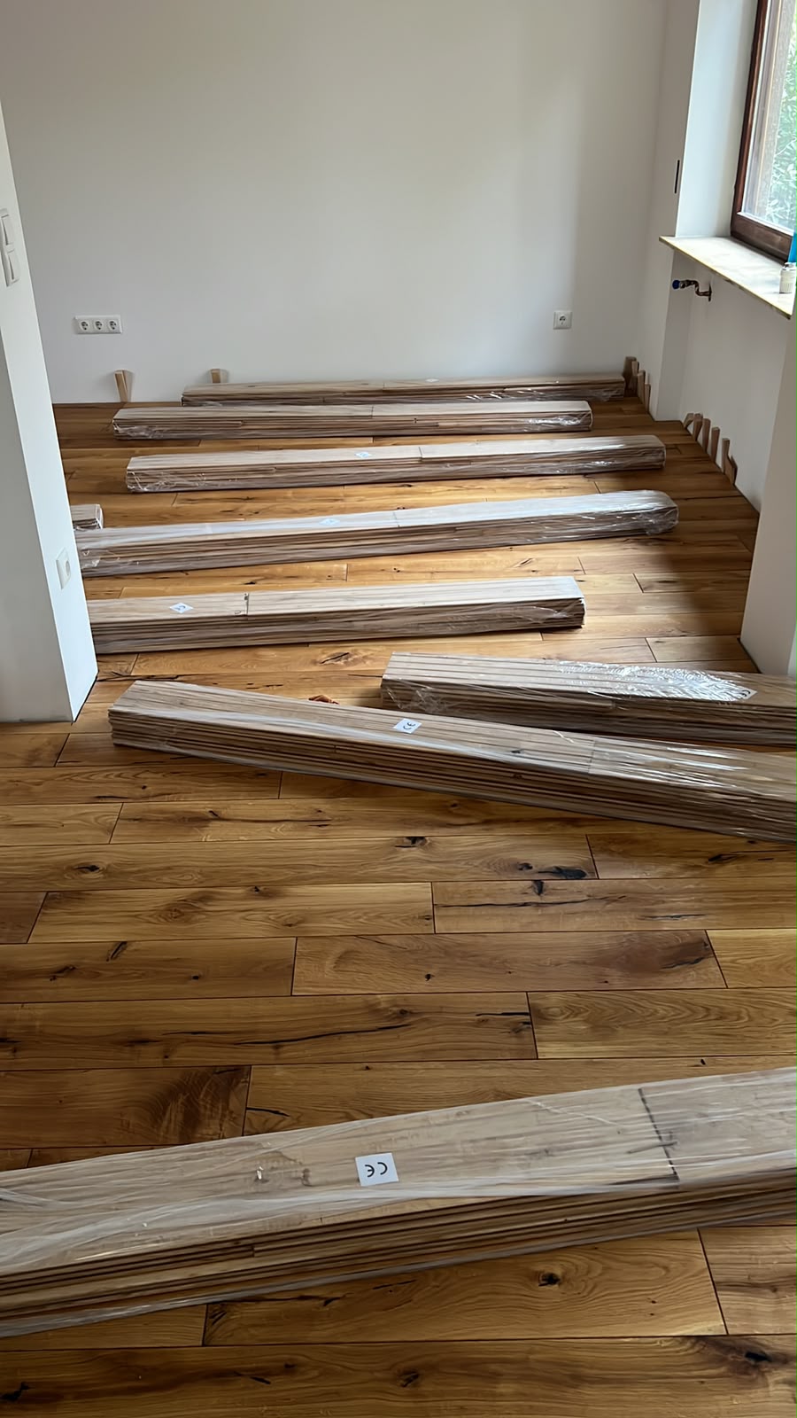 Holzboden während der Verlegung