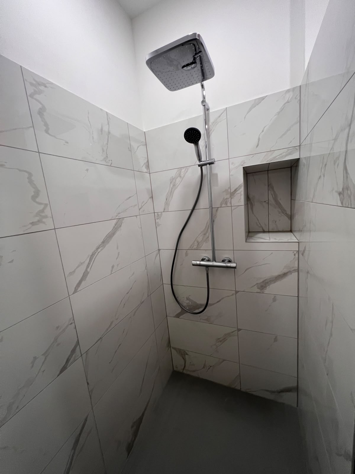 Fertig geflieste Dusche mit Glasabtrennung