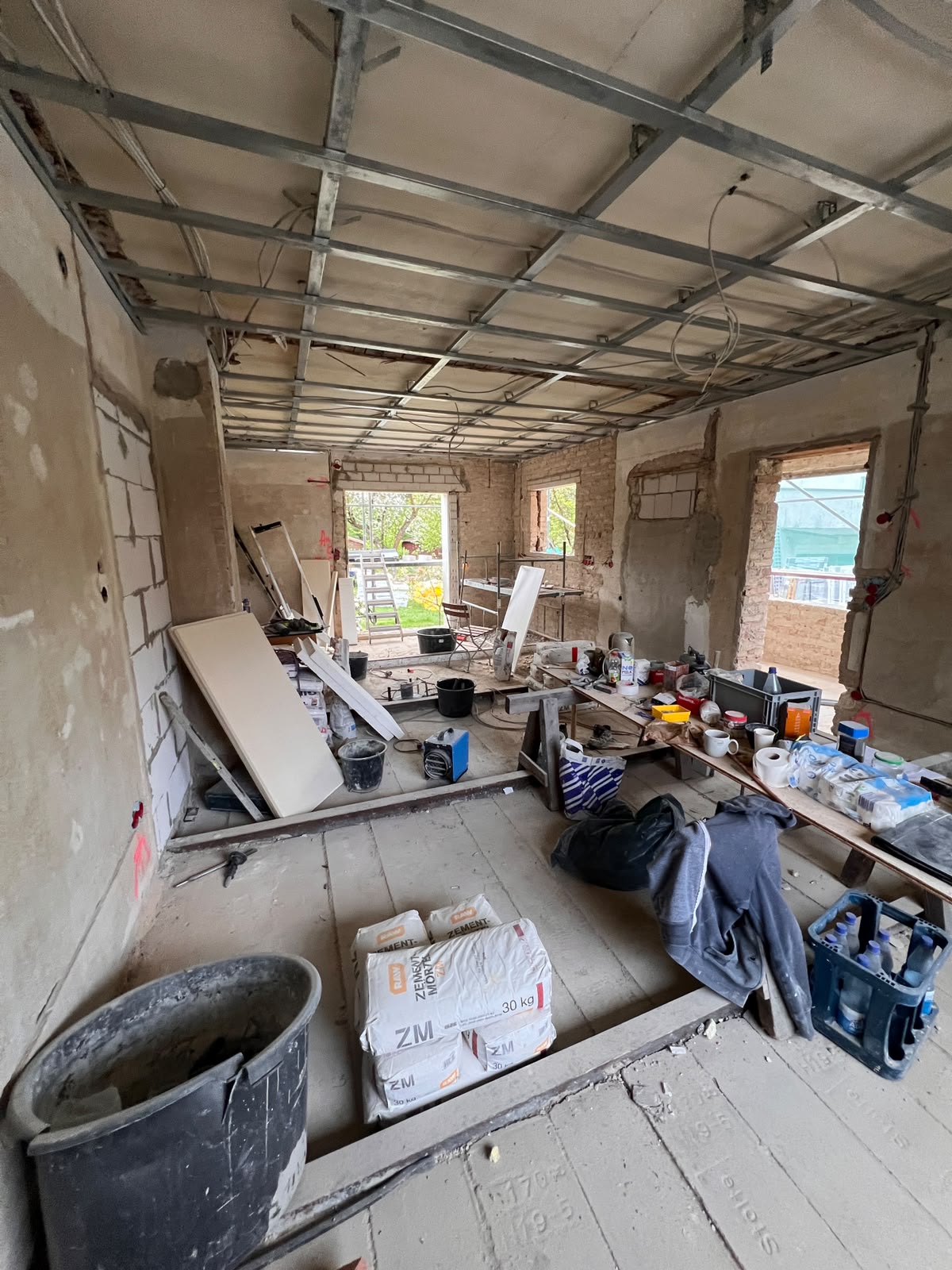 Innenraum während Ausbau- und Deckenarbeiten