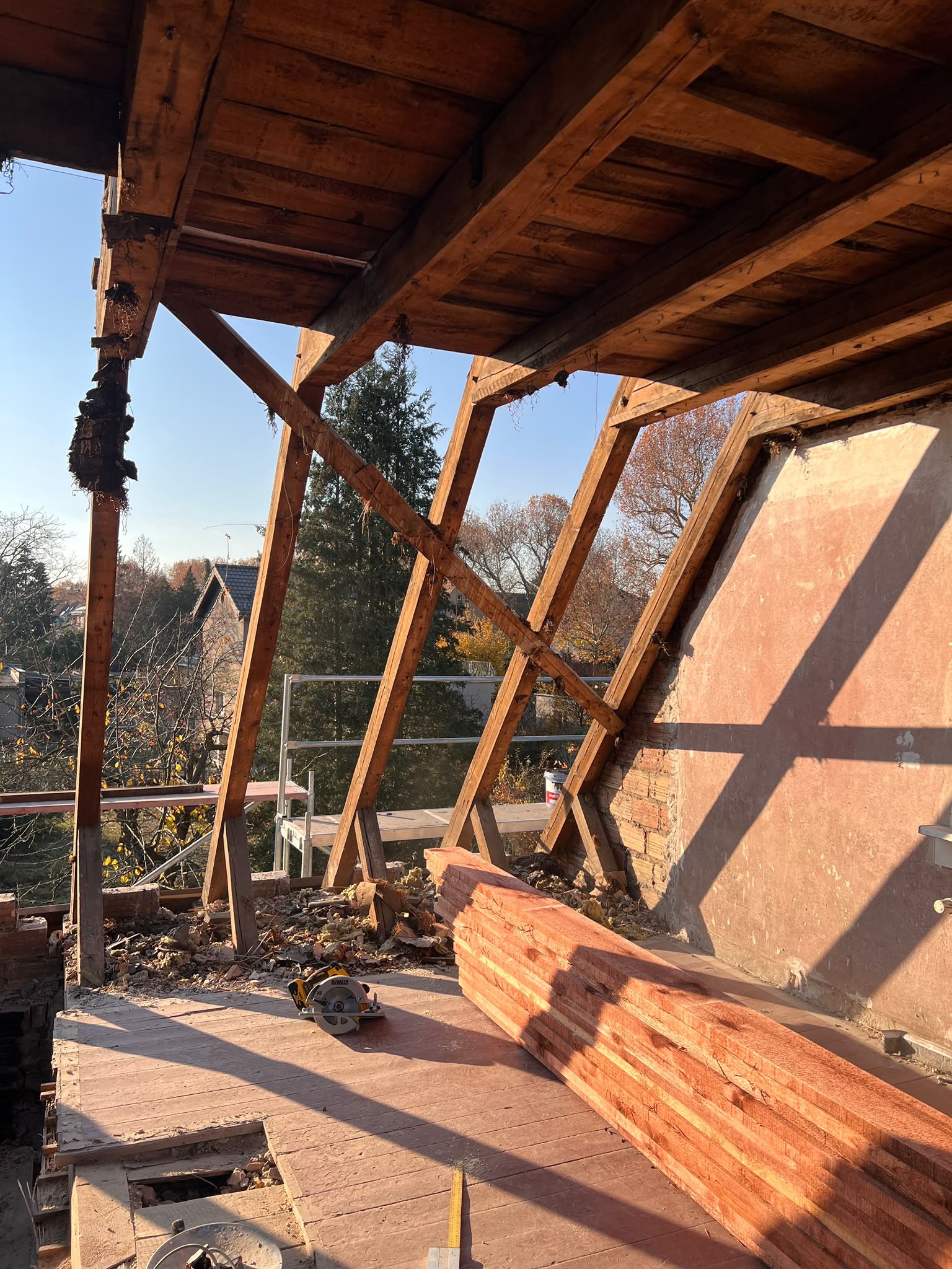 Freigelegte Holzkonstruktion bei einer Dachsanierung