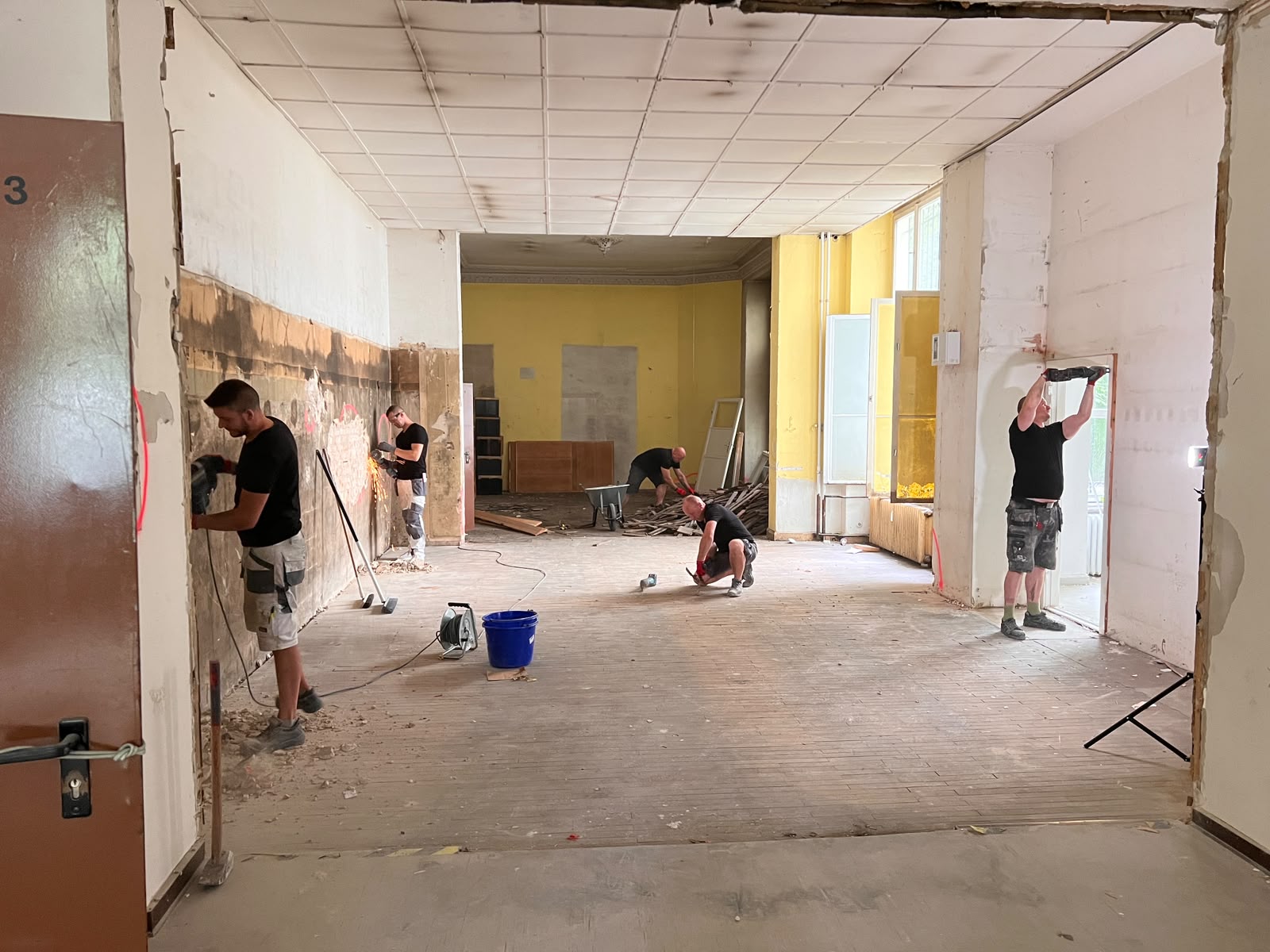 Schulten-Bau-Team in einem entkernten Innenraum