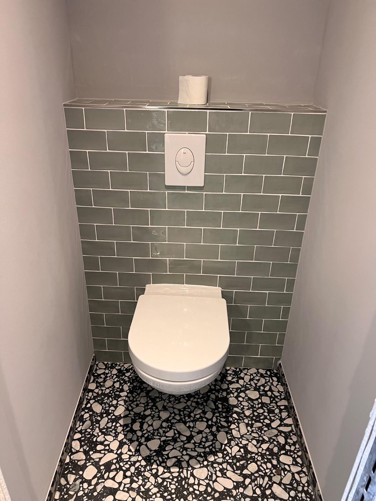 Fertiggestelltes Gäste-WC mit Wand- und Bodenfliesen