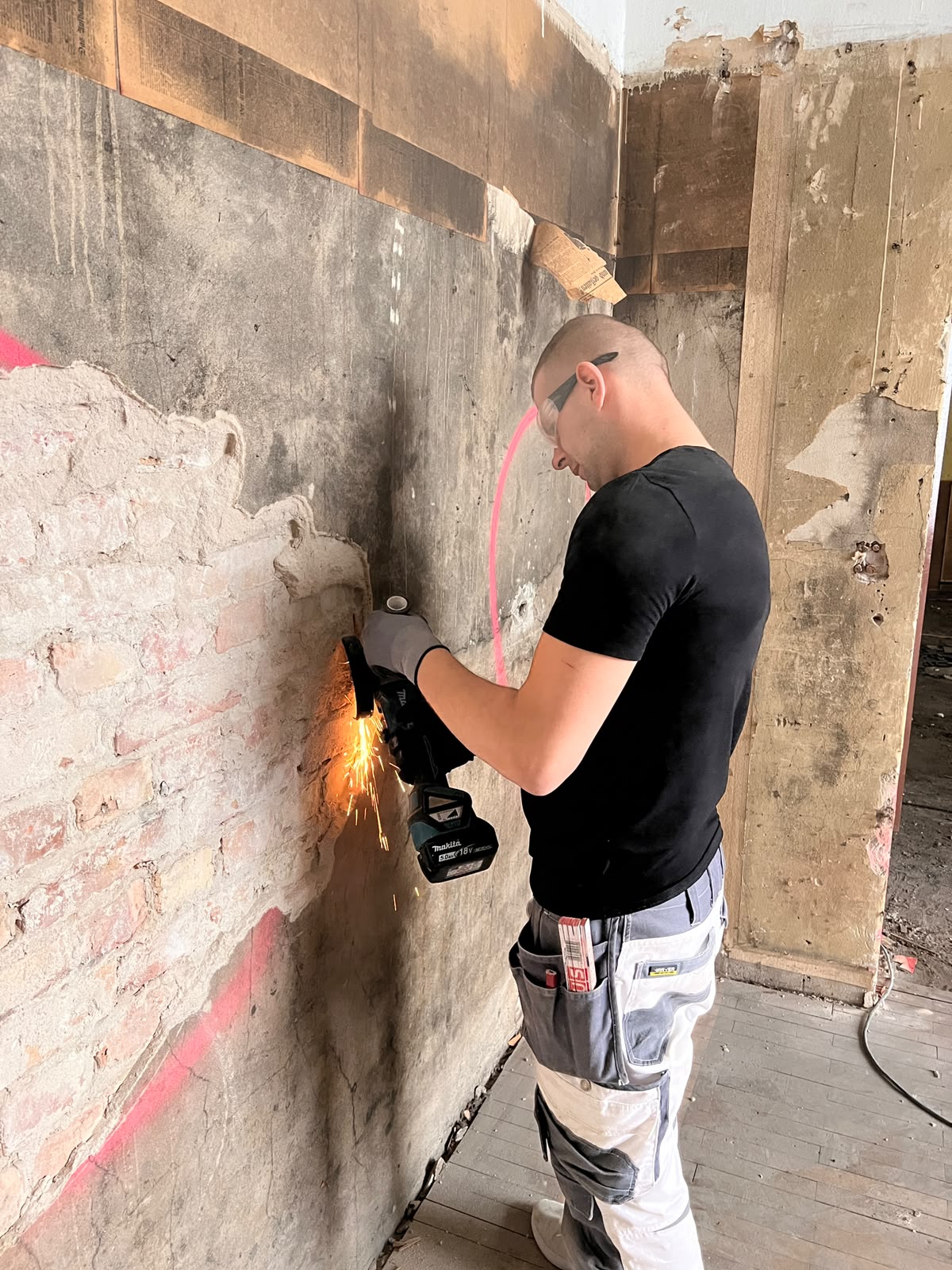 Handwerker bei Arbeiten an einer Innenwand