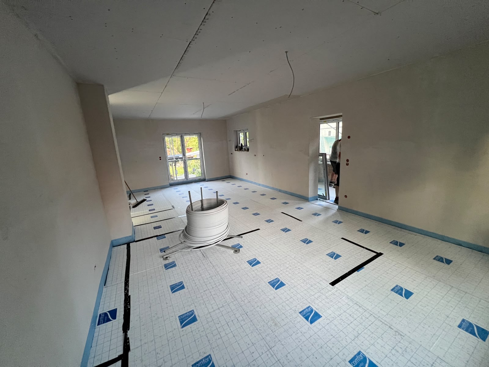 Großer Innenraum mit vorbereitetem Bodenaufbau