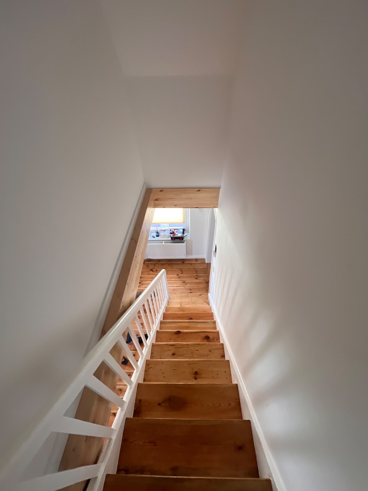 Fertiggestellte Holztreppe in einem hellen Wohnraum