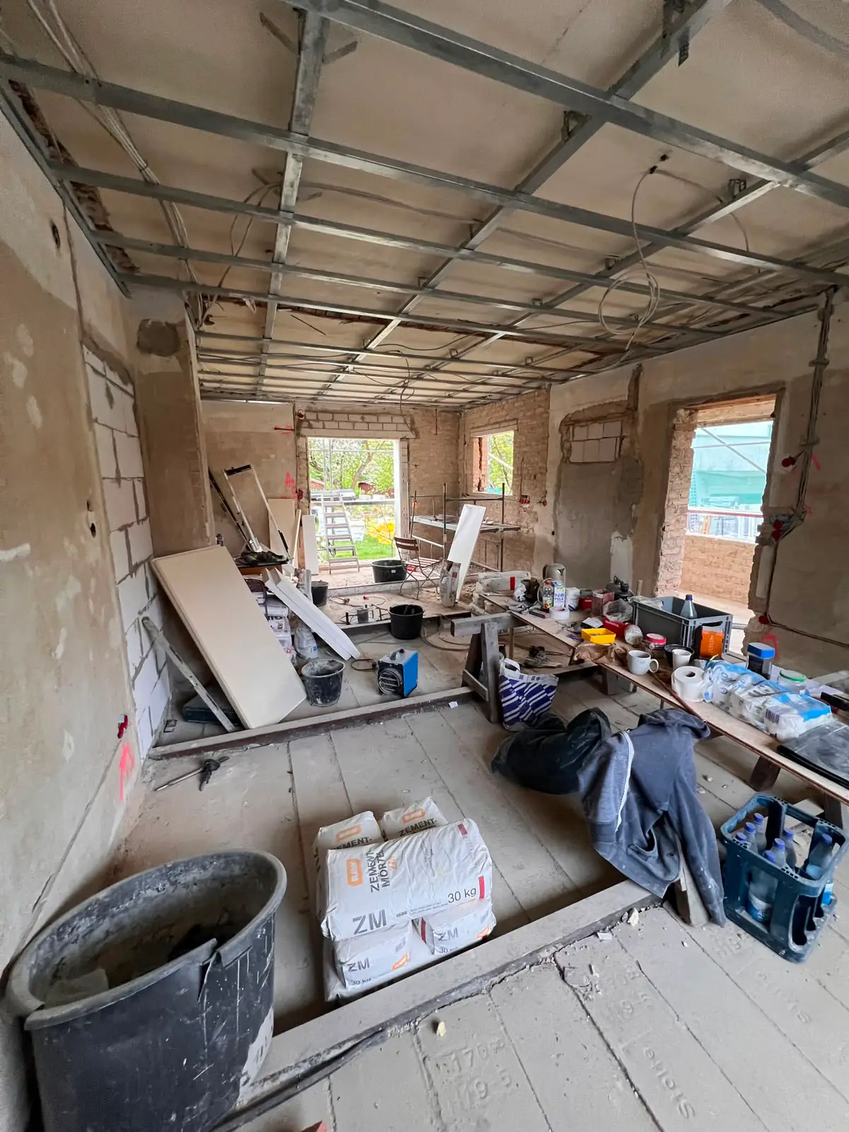 Innenraum während Ausbau- und Deckenarbeiten