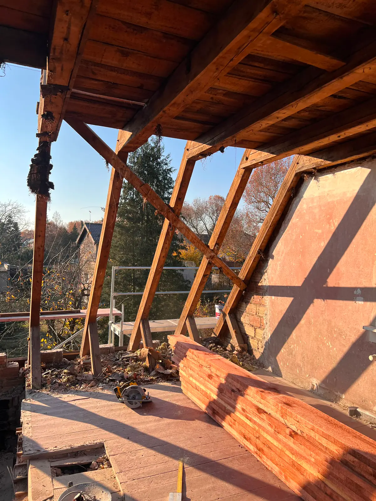 Freigelegte Holzkonstruktion bei einer Dachsanierung