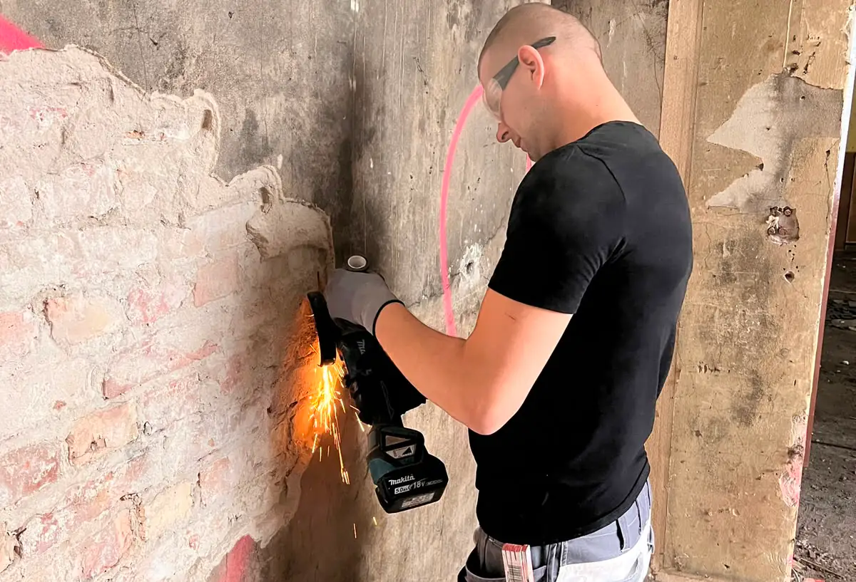 Handwerker bei Arbeiten an einer Innenwand