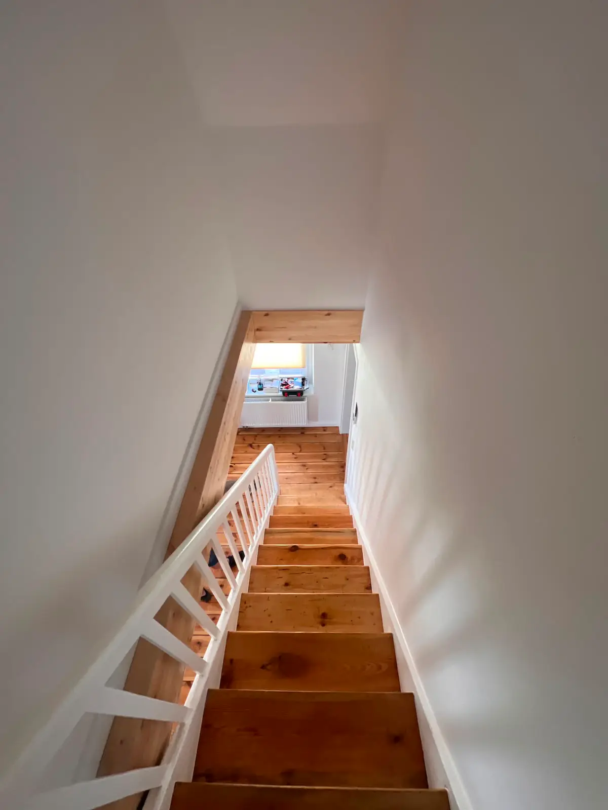 Fertiggestellte Holztreppe in einem hellen Wohnraum